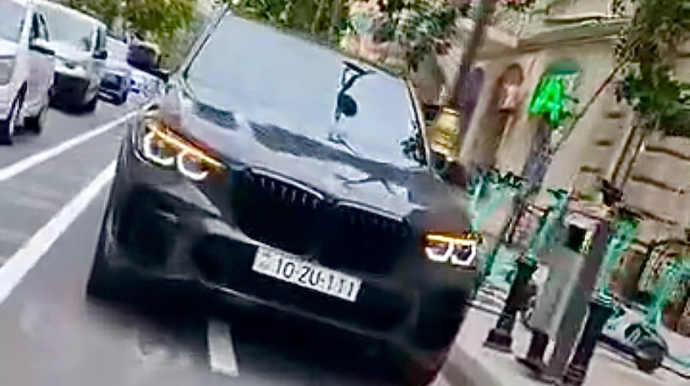 Bahalı nömrəli “BMW”sini zolaqda park edib velosipedçiləri təhlükəyə atdı - VİDEO