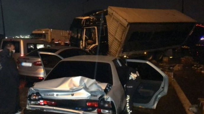 Zəncirvari qəzada 10-dan çox avtomobil toqquşub, yaralılar var 