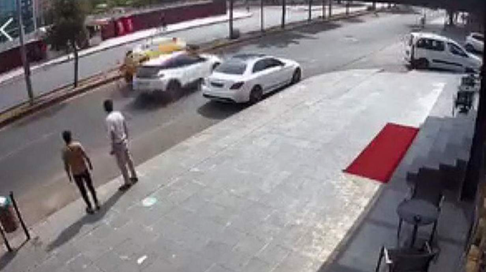 Güzgüyə baxmayan sürücü taksi ilə toqquşub aşırdı - VİDEO 