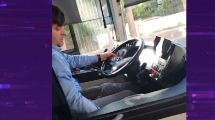 Bakıda marşrut avtobusunun sürücüsü sükan arxasında telefonla oynadı - VİDEO