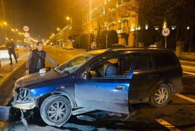 Bakıda taksi fəaliyyəti ilə məşğul olan sürücü qəza törədib - VİDEO