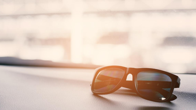 Gün eynəyi avtomobildə yanğına səbəb oldu  - FOTO