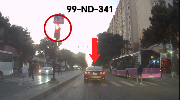 Nəzarət kamerasının olmamasından istifadə edən sürücü qırmızıda keçdi - VİDEO