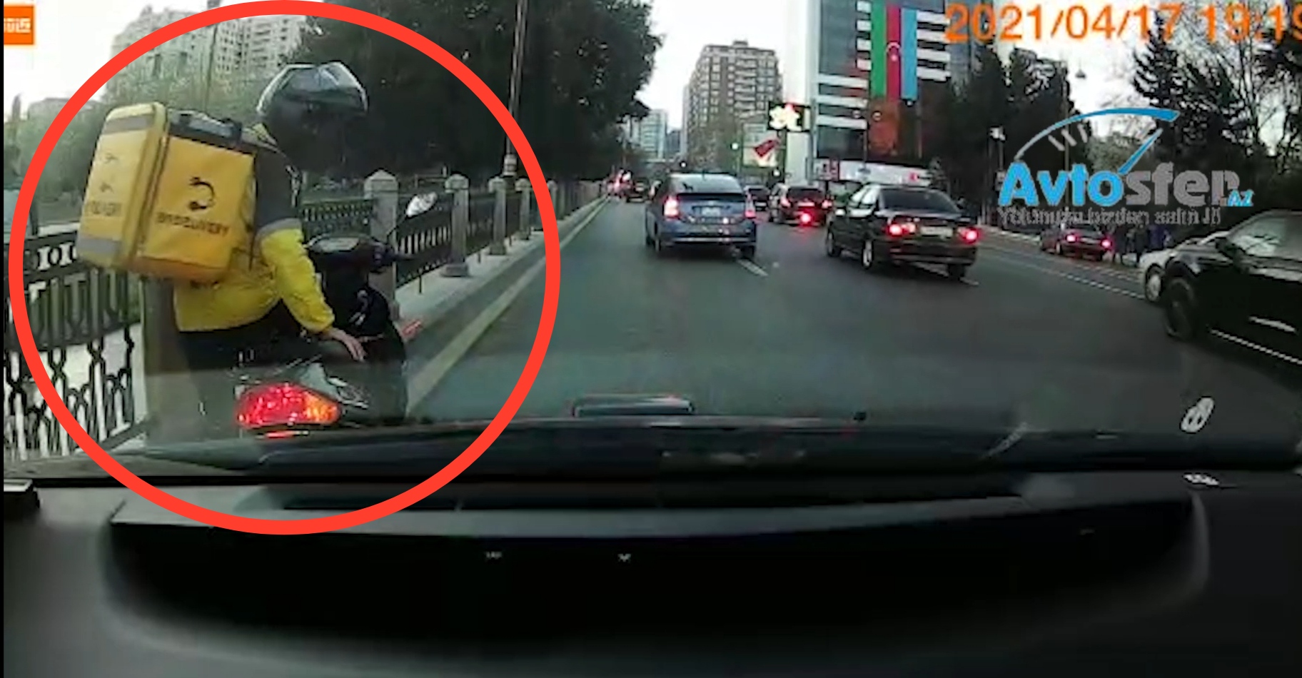 "189 Delivery" şirkətinin kuryeri qəza törədib görün nə etdi - VİDEO