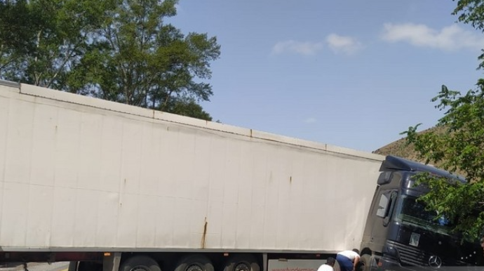 Oğuzda "TIR" qəzaya düşüb, magistral yol bağlanıb   - FOTO - YENİLƏNİB