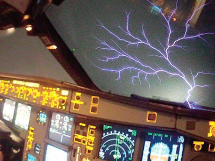 Təyyarə ildırımın içindən keçdi - VİDEO