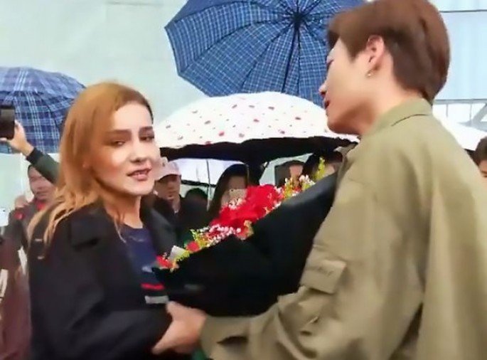 Qıza bahalı maşın və evlənmə təklif edən oğlan rədd cavabı aldı – VİDEO