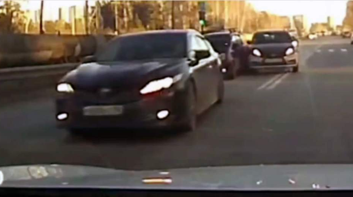 Zolağı düzgün seçməyən sürücü ağır qəzaya düşüb öldü - VİDEO