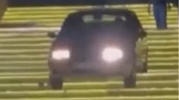 Sürücü pilləkəni piyada yox, maşınla düşdü - VİDEO