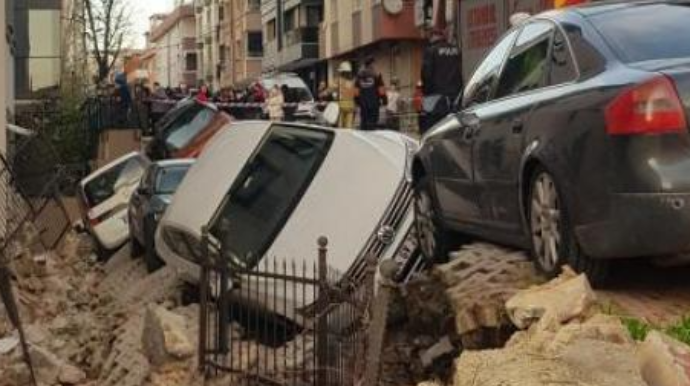 Binanın istinad divarı çökdü;   3 avtomobilə ziyan dəydi  - FOTO