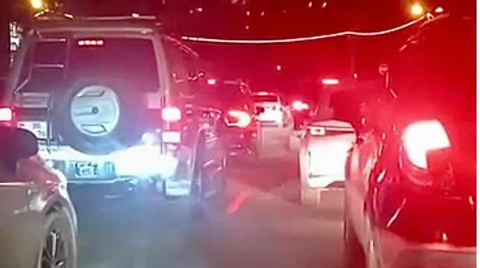 Bu küçədə tıxacdan qaçan sürücülər hər axşam yolu iflic edirlər   - VİDEO