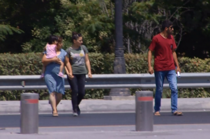 Yolun hər iki tərəfində dayanacaq var, ancaq piyada keçidi yoxdur - VİDEO