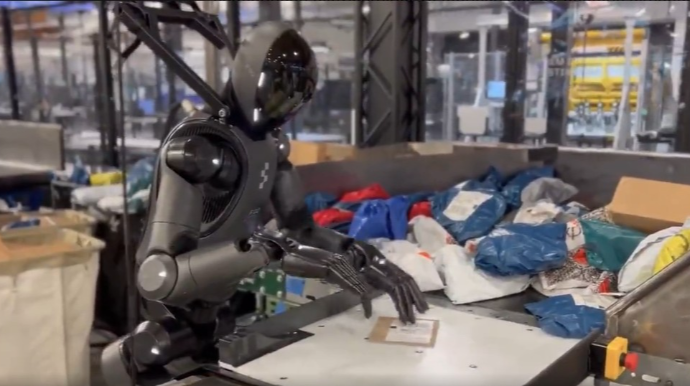 Məşhur avtomobil şirkətinin işçiləri robotlardır - VİDEO 