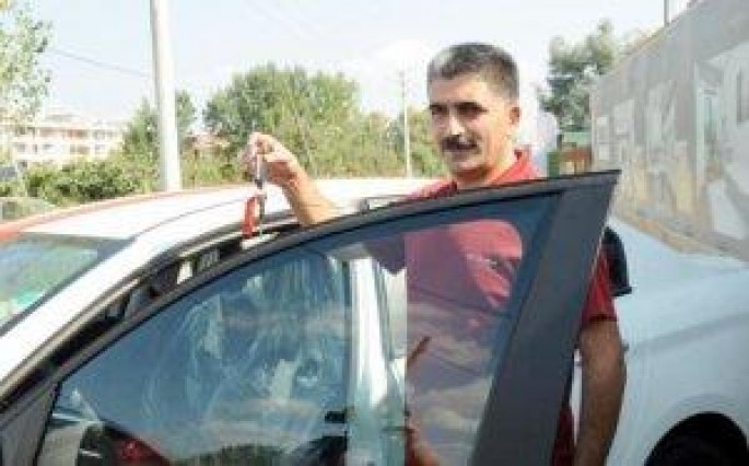 Dolları lirəyə çevirib ev alana maşın hədiyyə edildi