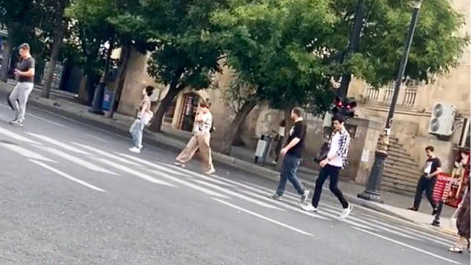 Piyadalar avtomobillərin yoxluğundan baxın necə istifadə etdi  - VİDEO