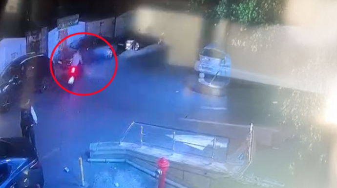 Vəsiqəsiz motosiklet sürdü - Qəza törədib "Hyundai"ı əzdi - ANBAAN VİDEO