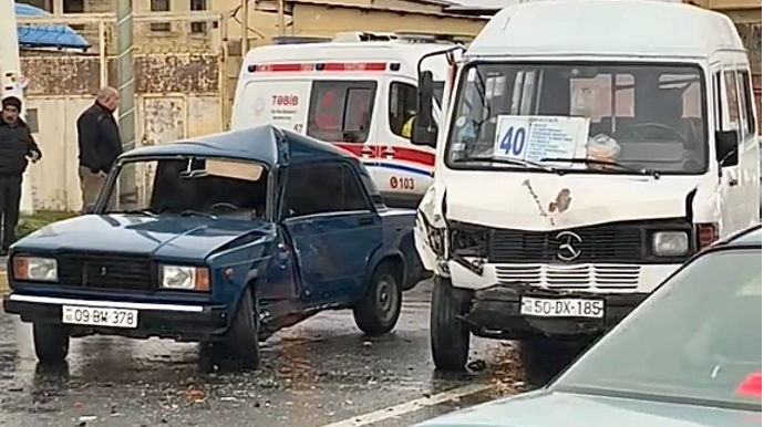 Sərnişin avtobusu ilə “VAZ” toqquşdu, bir nəfər yaralandı - VİDEO