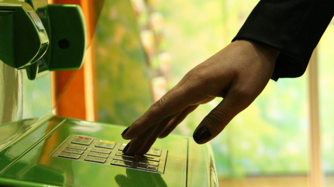 Bank kartlarından oğurluq edən şəxslər TUTULDU 