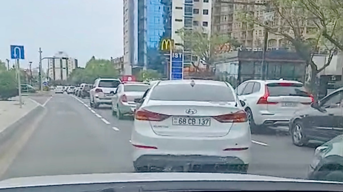 Prospektdə zolaqları kəsə-kəsə hərəkət edən sürücü axına mane oldu   - VİDEO