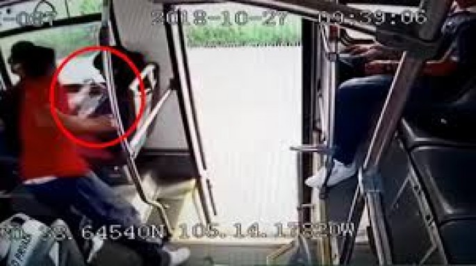 Avtobusda oğrunu şillə-təpiklə döydülər - VİDEO