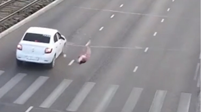 Qırmızı işıqda qaçaraq keçiddən keçən qadını maşın vurub yerə çırpdı  - VİDEO