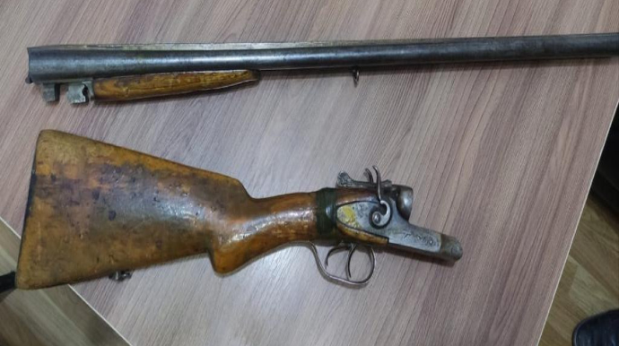 Siyəzən sakini könüllü olaraq sənədsiz silahını polisə təqdim edib  - FOTO