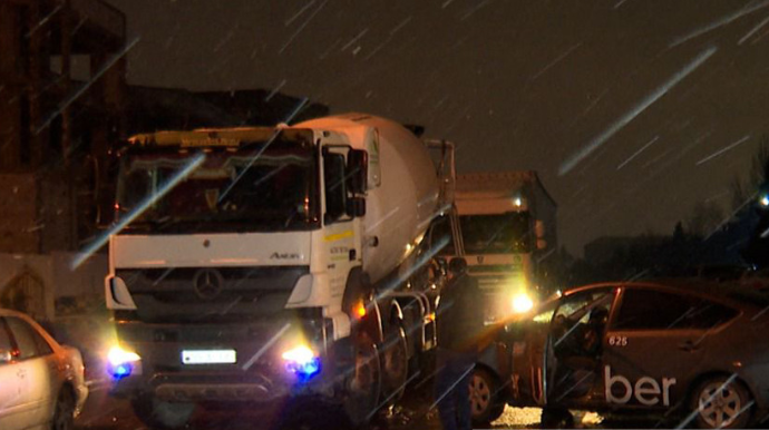 Bakıda taksi yük maşınına ÇIRPILDI - FOTO 