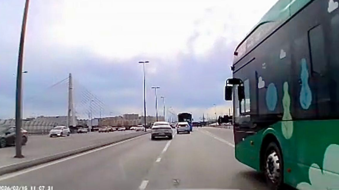 Dönmə işığına arxayın olan "BakuBus" sürücüsü qəza şəraiti yaratdı - VİDEO