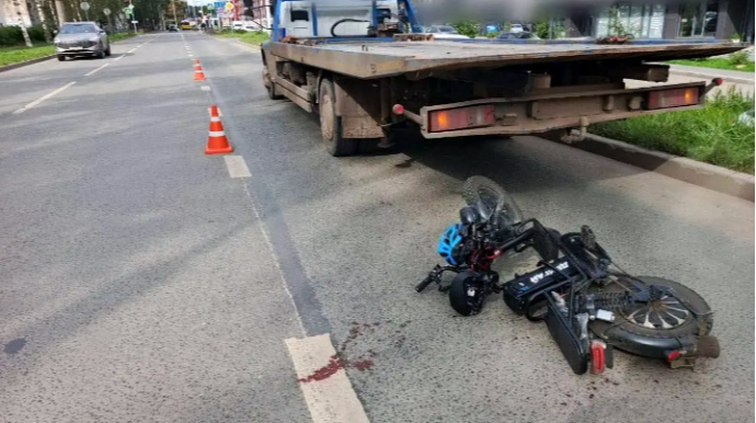 Skuter sürən gənc park edilmiş evakuatorla toqquşdu - VİDEO 