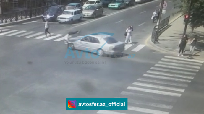 Bakıda yolu qaçaraq keçən qızı maşın belə vurdu - ŞOK REAL VİDEO
