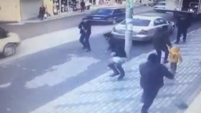 Azərbaycanda hər kəsin gözü önündə həmyerlisini güllələdi - Şok VİDEO