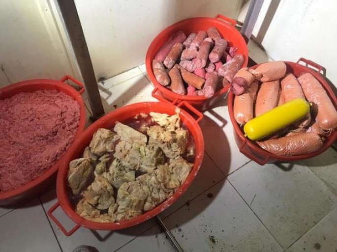 Bakıda kolbasa sexində iyrənc mənzərə - FOTO + VİDEO