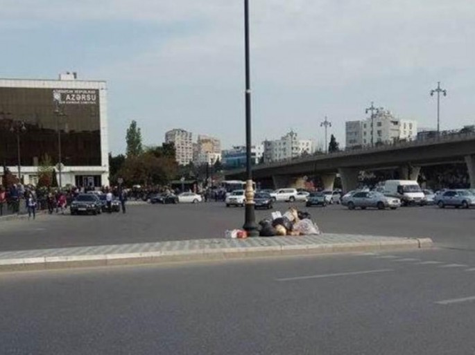 Bakının ortasında zibil tayası - FOTO