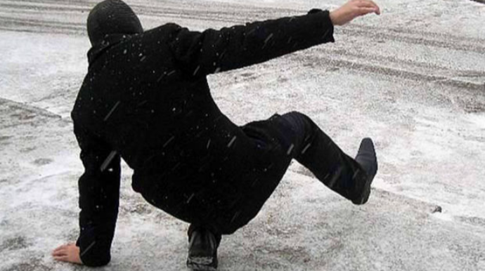 Cəlilabadda gün ərzində 4 nəfər buzlu yolda yıxılaraq travma alıb