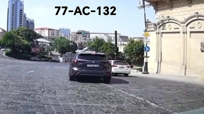 Sağa dönən sürücü görün nə "hoqqa verdi": Eyni anda 3 qayda pozdu - VİDEO