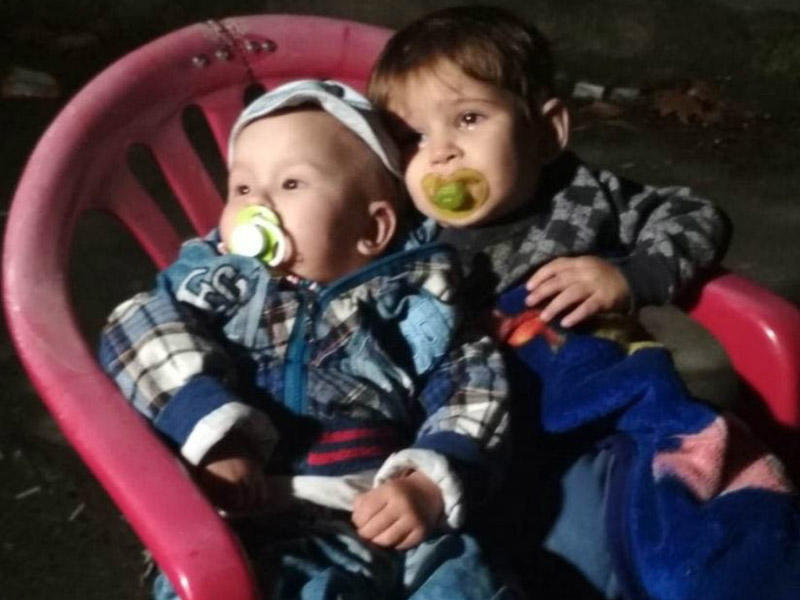 Bərdədə ana iki körpə bacı-qardaşı küçəyə atıb qaçdı - FOTO