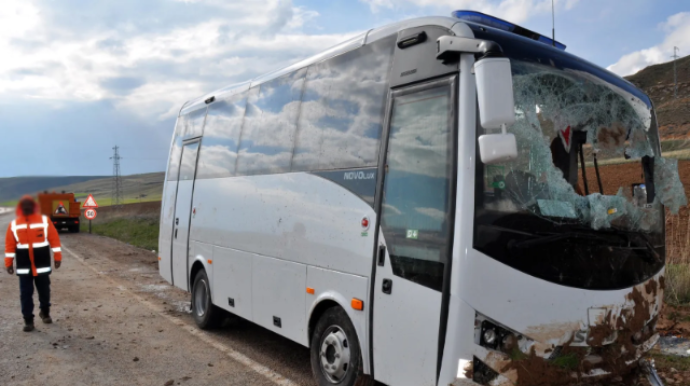 Həbsxananın nəqliyyat vasitəsi dərəyə aşdı: Ölü və çoxlu sayda yaralı var 
