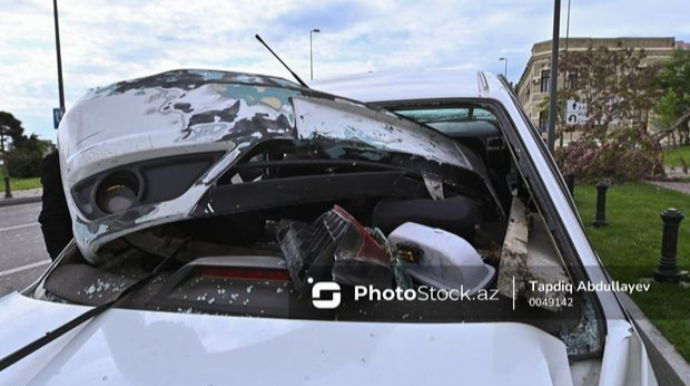 В Гахском районе автомобиль врезался в дерево: два брата получили травмы 