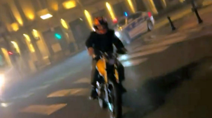 Bakıda motosiklet sürücüsü polisdən qaçaraq xuliqanlıq etdi - ANBAAN GÖRÜNTÜLƏR - VİDEO