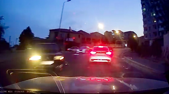 Döngəyə sərt girən “Tofaş” sürücüsü dəhşətli qəzadan  son anda yayındı   - VİDEO