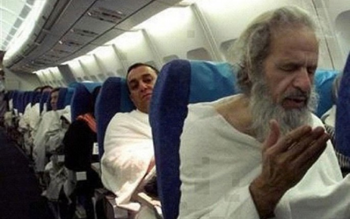 Sərnişin etdiyi duaya görə təyyarədən qovuldu