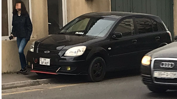 Dar səkidə parklanmış avtomobil piyadaların hərəkətini iflic etdi  - FOTO