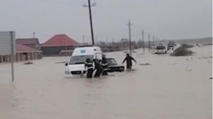 Təcili yardım maşını da suda batdı - FOTO - VİDEO