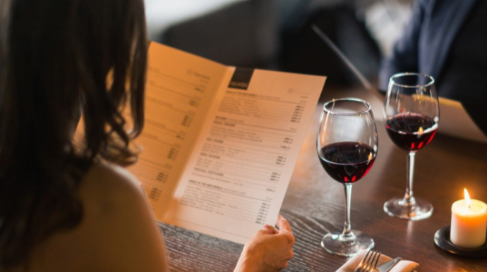 Kişi restoranda hesabı görüb qadınla görüşdən qaçdı 