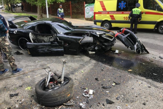 Satışa çıxardığı 275 minlik “Dodge Viper”lə qəza törətdi – FOTO + VİDEO