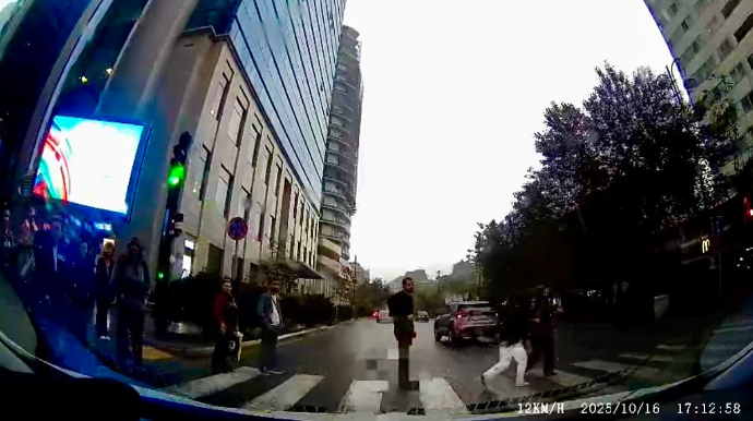 Şəhərin mərkəzində piyadalar işıqforu heçə sayıb yolu qaçaraq keçdilər   - VİDEO