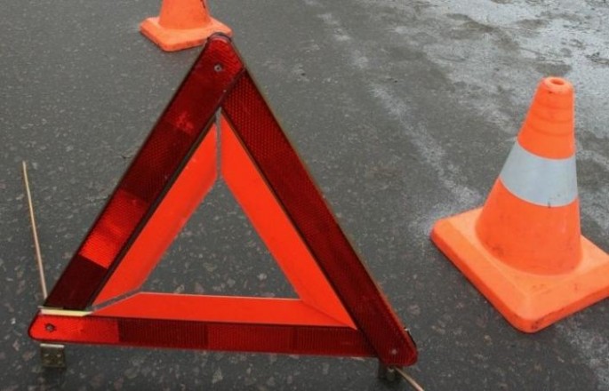 Yenə tıxac yarandı: Bu dəfə yük maşını qəza törətdi, qum yola dağıldı