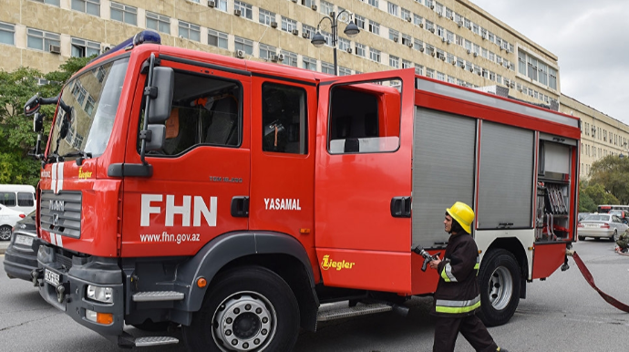 Yataqxana binasına bitişik tikilidə yanğın baş verib - Yasamalda 