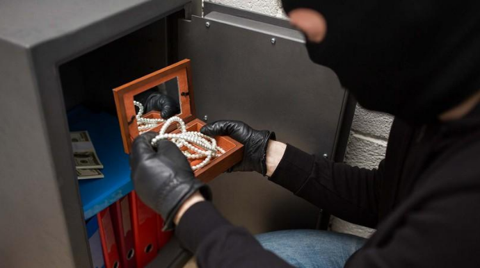 Zaqatalada evdən 18 min manatlıq oğurluq edilib