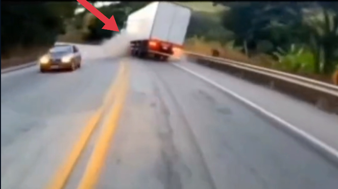 "TIR"ın təkəri partladı, sürücü ölümdən xilas oldu - VİDEO